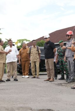 Bupati Sleman Tinjau Perbaikan Jalan Rusak di Tempel