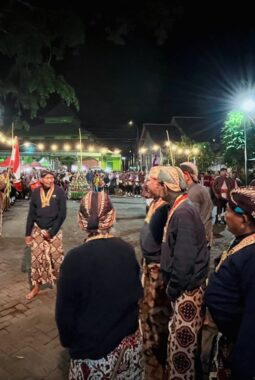 Ratusan Warga Berebut Gunungan Ketupat di Garebeg Bakdo Ketupat Deresan Bantul