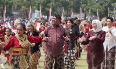 Pemkab Sleman Gelar Upacara HUT ke-81 RI, Busana Adat Nusantara Warnai Lapangan Denggung